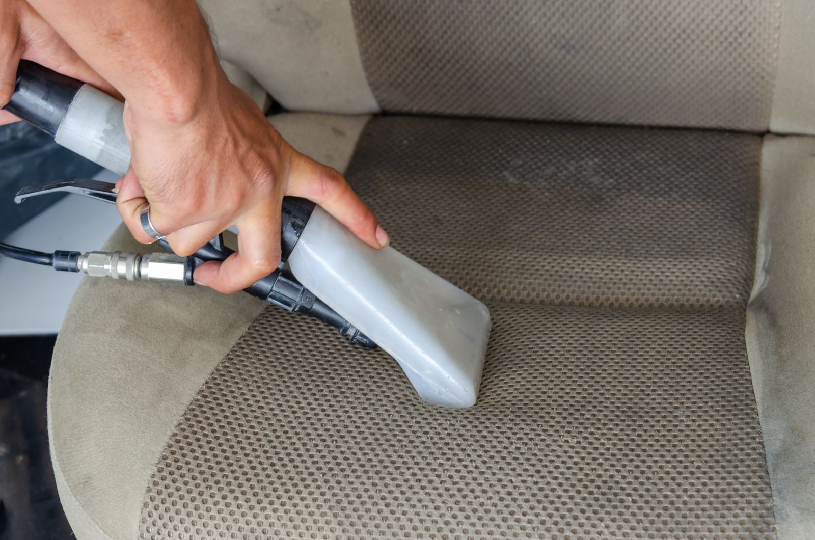 Odeur de tabac ou d’animaux dans la voiture : comment s’en débarrasser définitivement